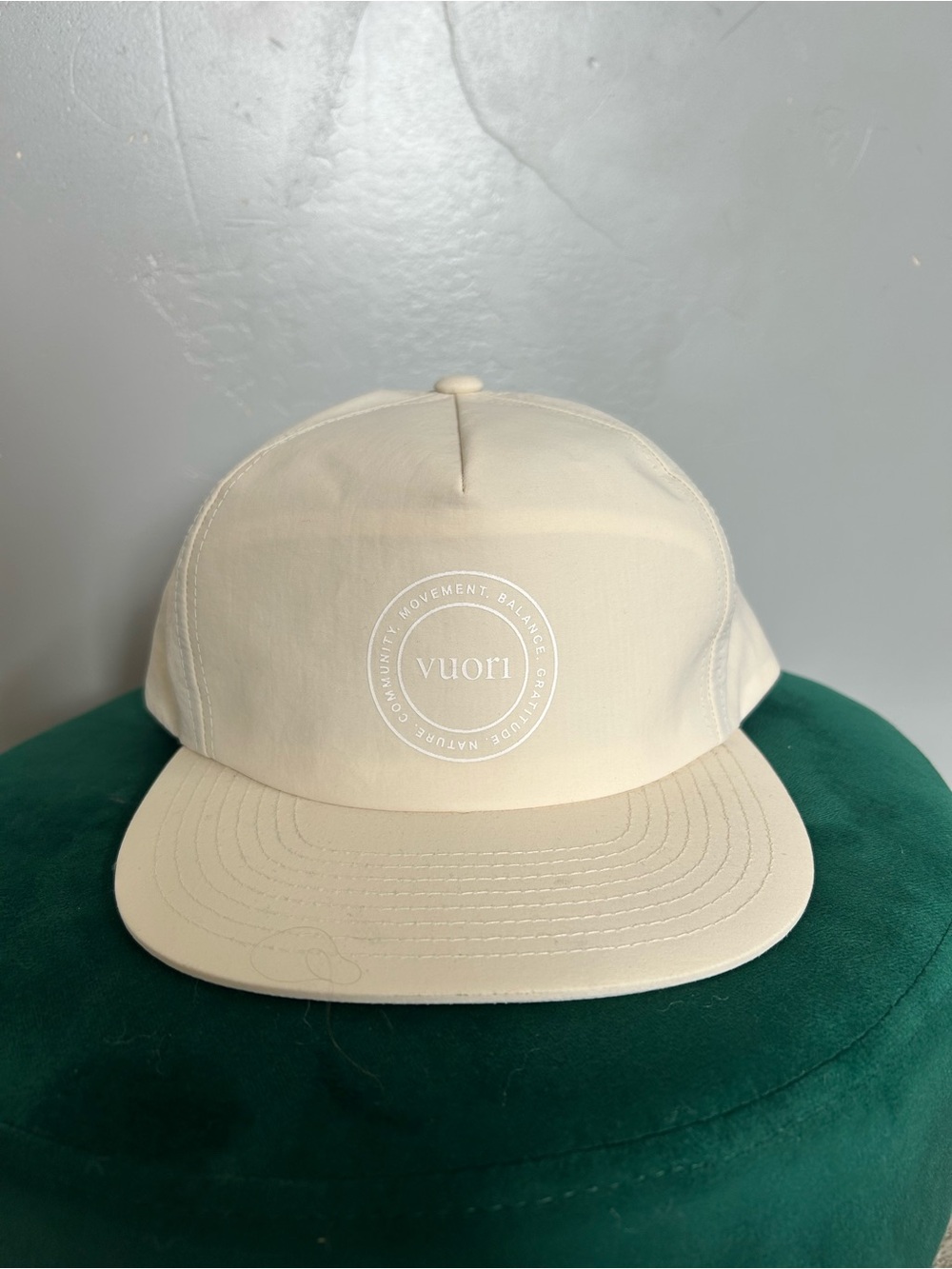 Vuori Snapback Hat Mens Adjustable White/cream Performance Logo NEW Without Tags